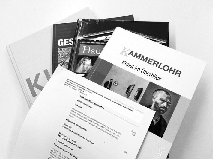 Aktuelle Lehrmittel und Lehrplan im Fach Bildnerisches Gestalten. (Bild: Annika Hossain)